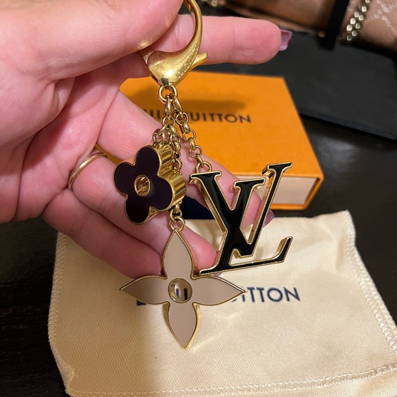 - Authentic Louis Vuitton charm, keychain. Come with box and dust bag. - Picture 4 of 5
